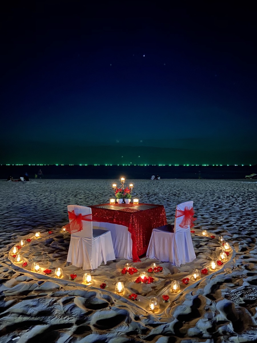 Romantisches Dinner am Strand